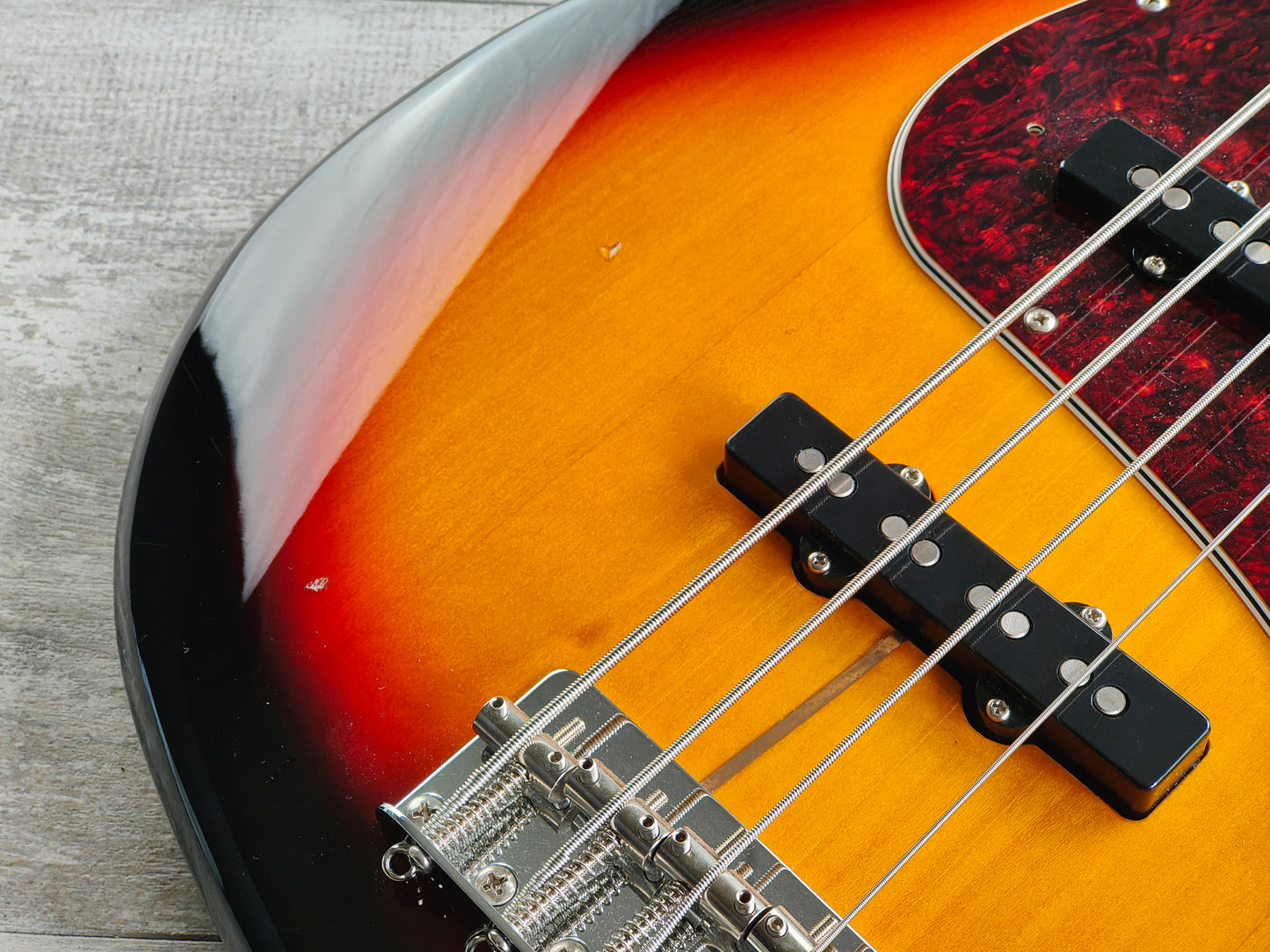 2023 Fender Japan Traditional '60s Jazz Bass (Sunburst)