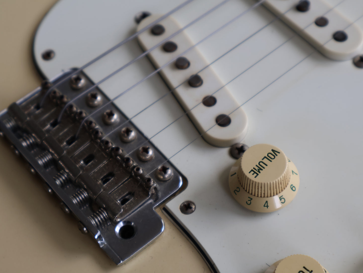 1993 Fender Japan ST68-120SPL Custom Edition '68 Reissue Stratocaster (Vintage White)