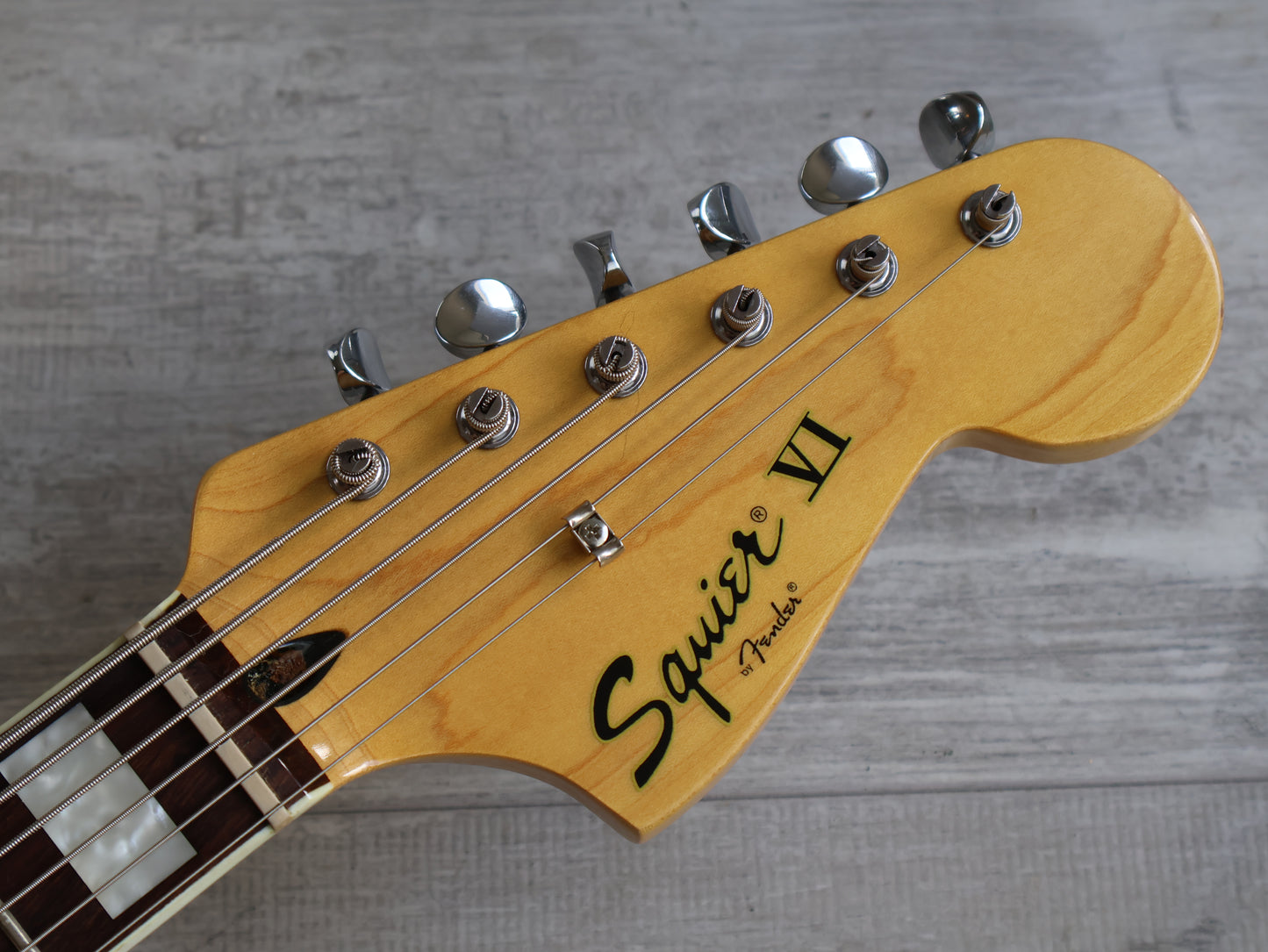 Squier Classic Vibe Bass VI (Three-Colour Sunburst)