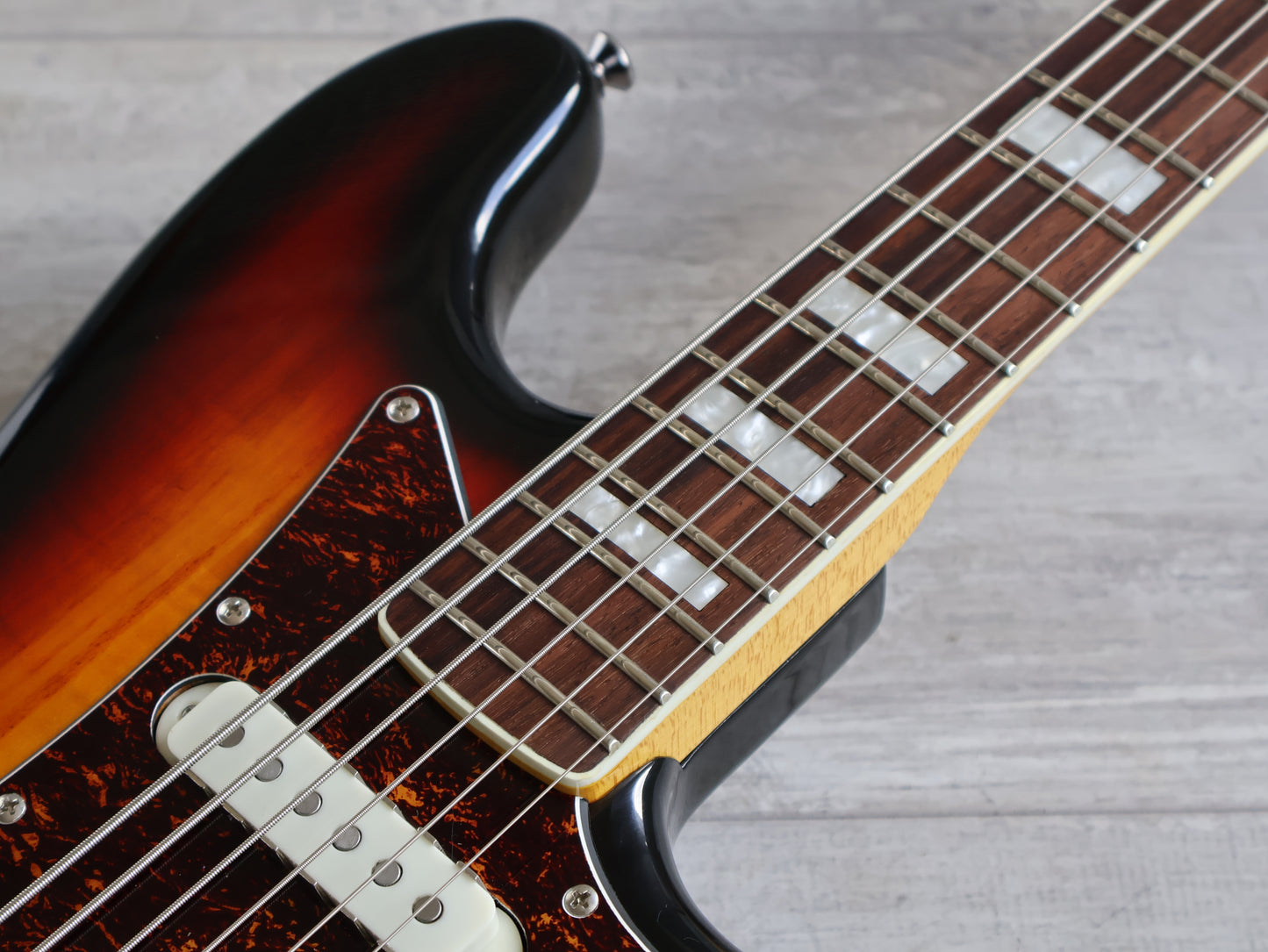 Squier Classic Vibe Bass VI (Three-Colour Sunburst)