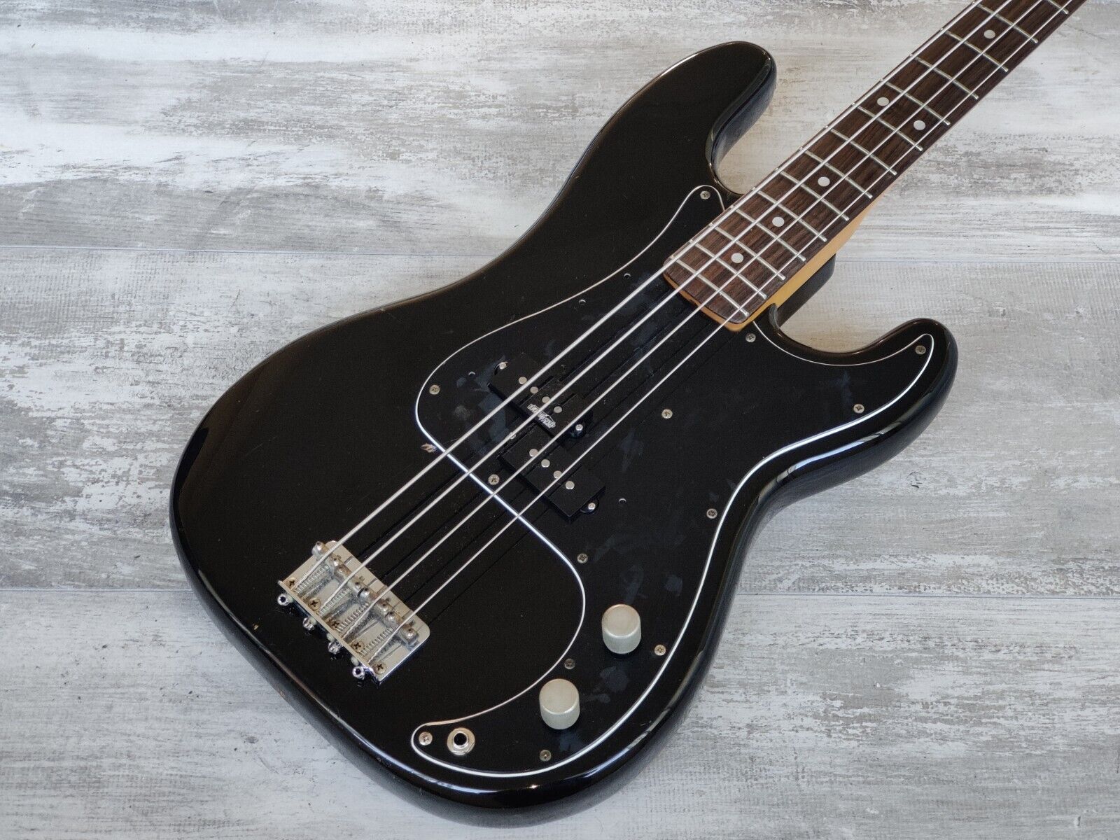 P Bass – Cool Old Guitars
