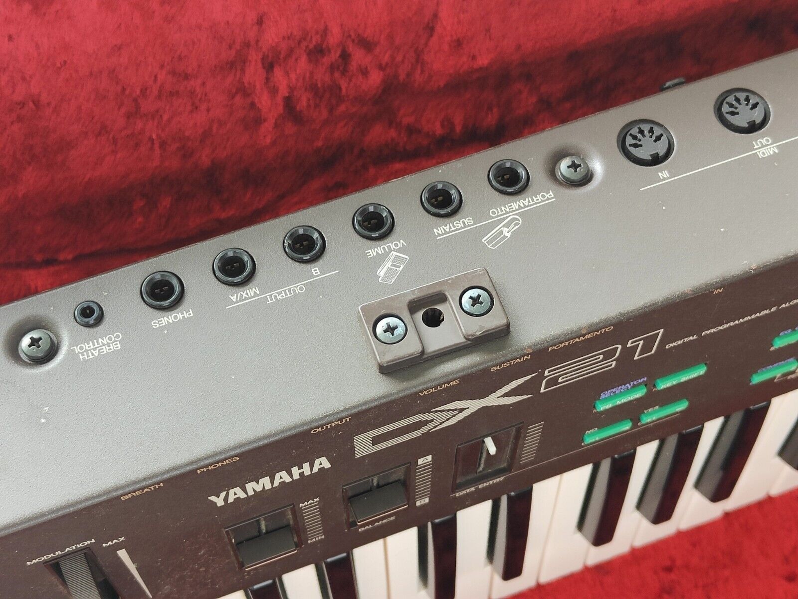 Yamaha DX21 Keyboard Synthesizer w/Case