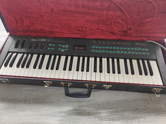 Yamaha DX21 Keyboard Synthesizer w/Case