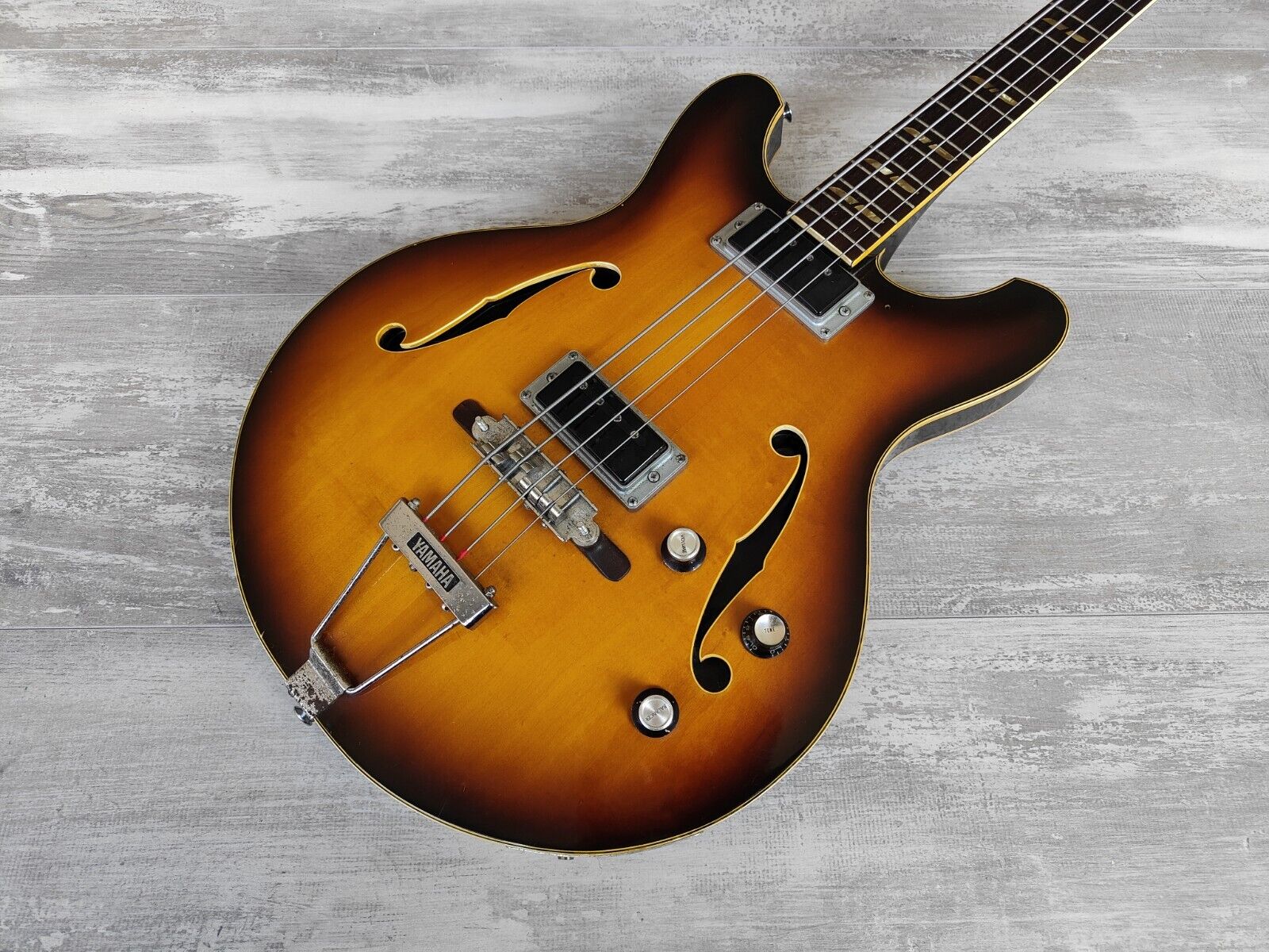 1968 Yamaha SA-70 Hollowbody Short Scale Bass (Sunburst)