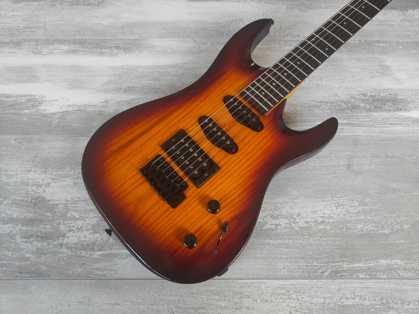 Aria Pro II Magna Series MA38/VS Superstrat (Violin Sunburst)